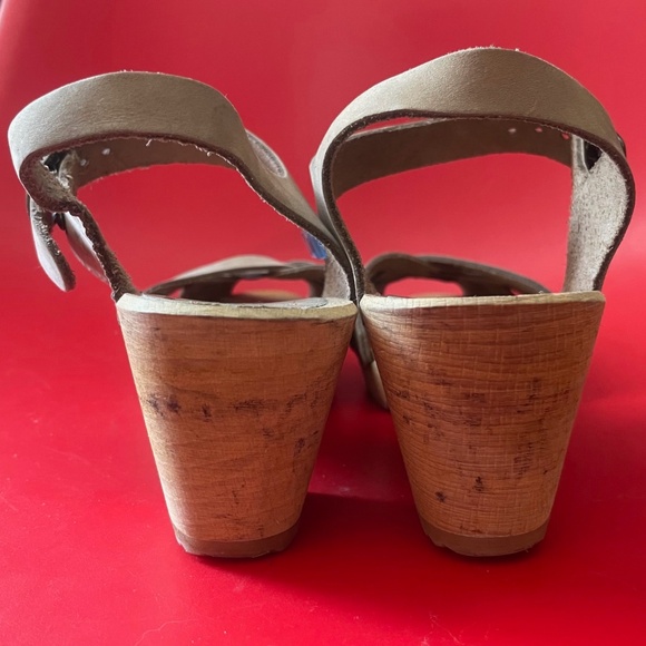 Stylish Tan Leather Sandals - Picture 4 of 7
